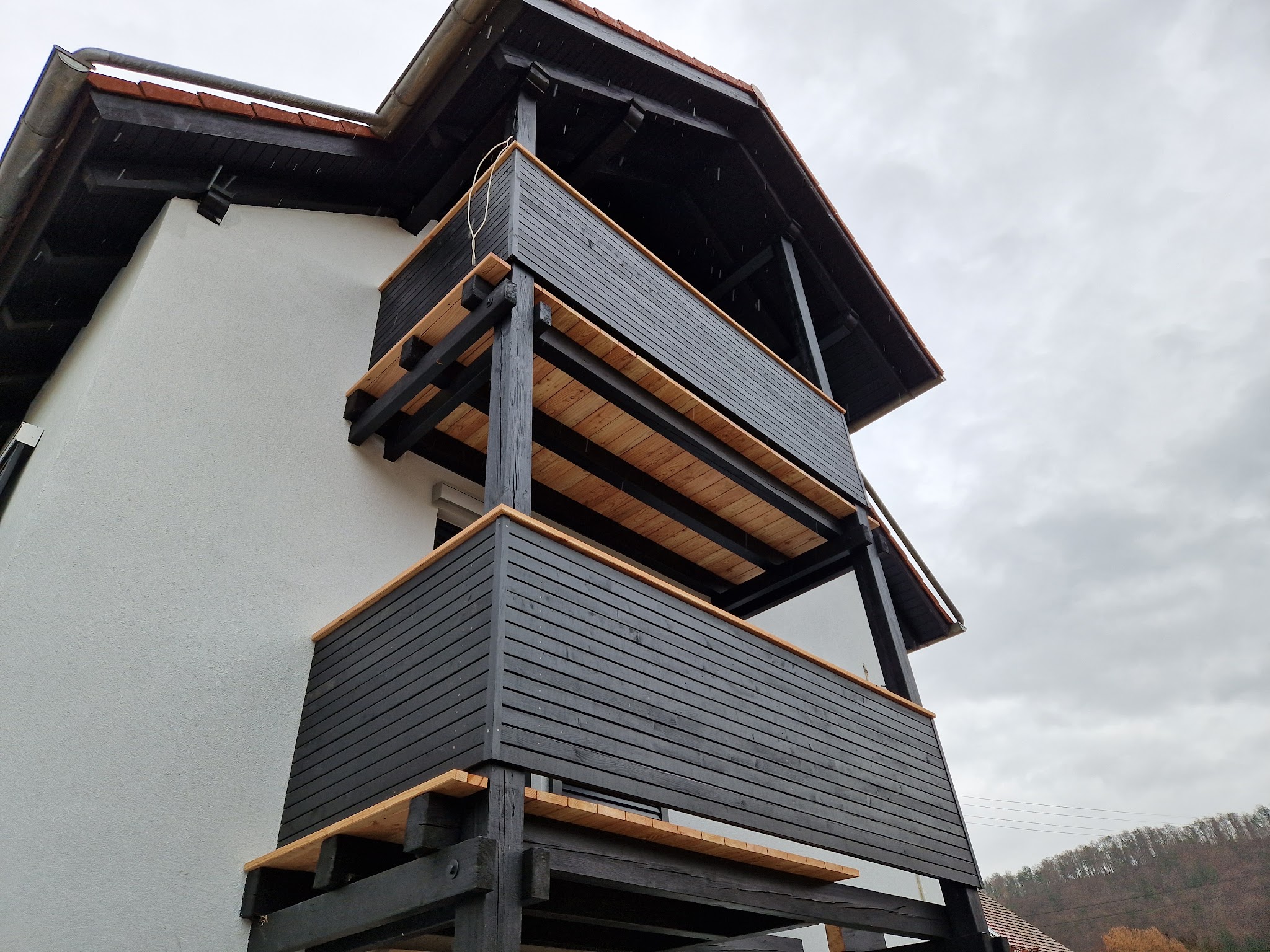 Dunkel lasierte Holzbalkon-Konstruktion aus der Nähe